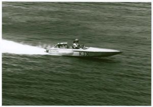 The Hurry Round Hondo boat mid race.