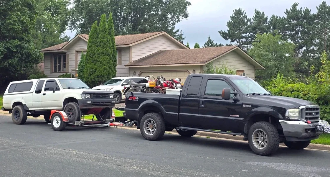 Ford F-350 towing trailer with Banks diff cover protection